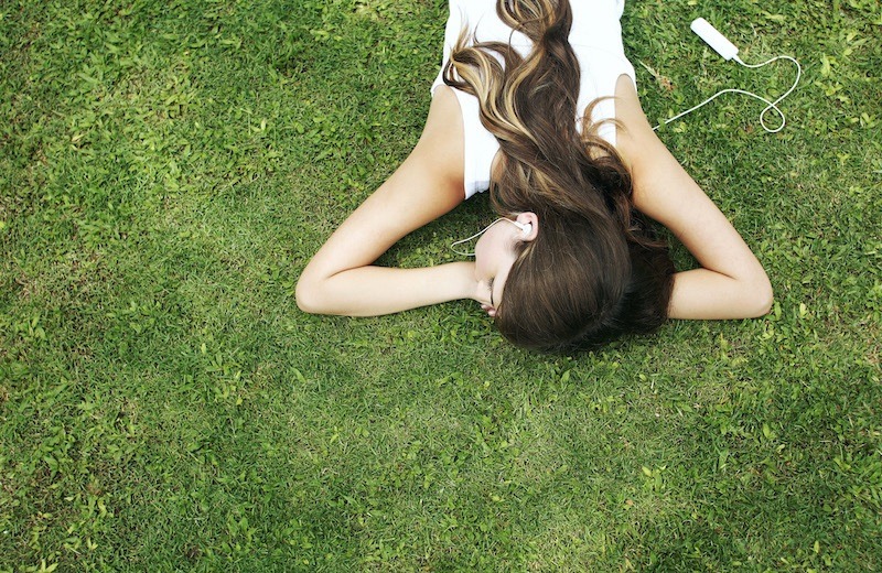 Femme allongée sur l'herbe