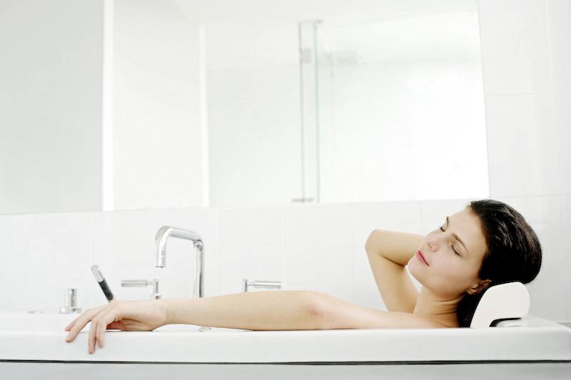 Femme se relaxant dans sa baignoire