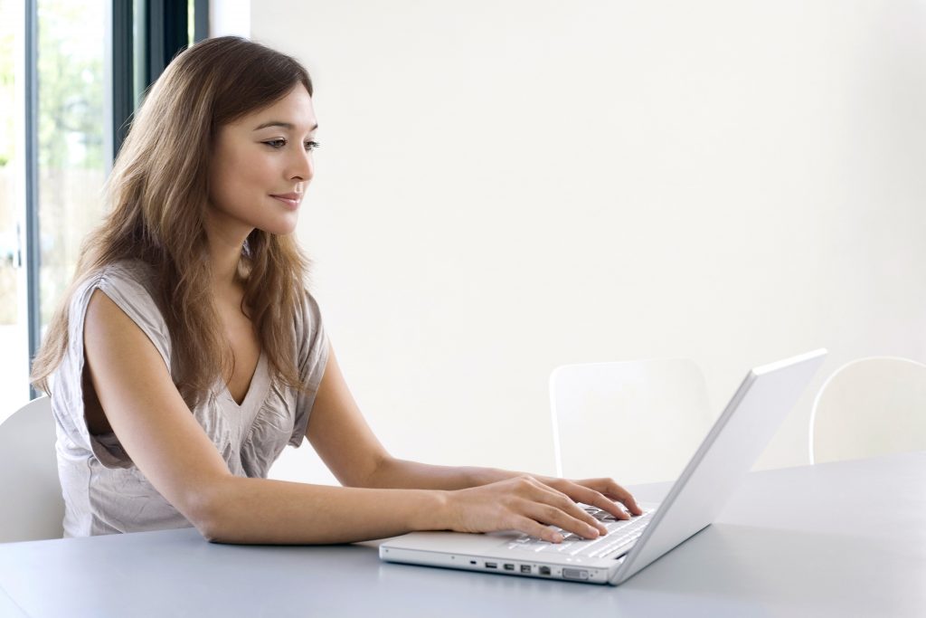 Femme travaillant sur son ordinateur