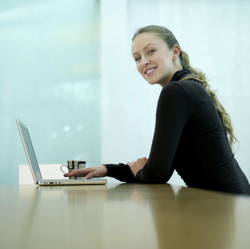 femme travaillant sur son ordinateur